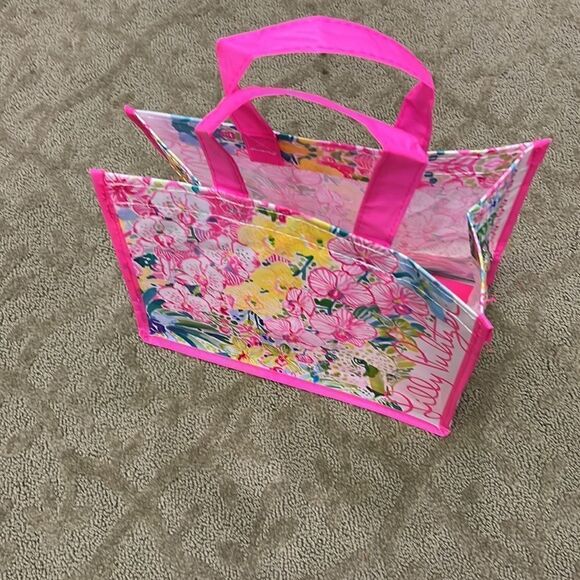 Lilly Pulitzer Shopping Bag; the perfect summer accessory - Picture 5 of 7